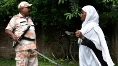 এনআরসি তালিকায় নাম আছে কিনা দেখার জন্য আাসামের একটি কেন্দ্রে এসেছেন একজন মুসলিম নারী।