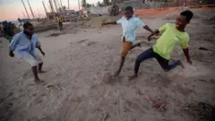 ኳስ የሚጫወቱ ልጆች