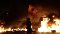 متظاهر في بيروت