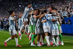 Jogadores da Argentina comemorando