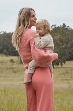 Ellidy Pullin com Minnie no colo em um campo