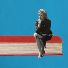 Mulher sentada em um livro