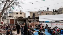 صورة تظهر نازحين فلسطينيين في غزة