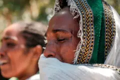እያለቀሱ ያሉ እናት 