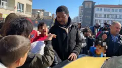 Pipo dey happy for di basic items wey Emmanuel bring dem