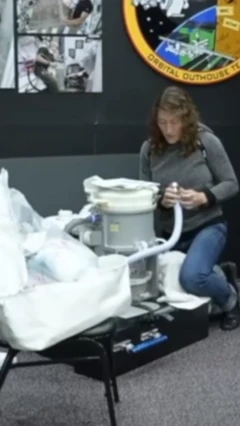 காணொளி: விண்வெளியில் எவ்வாறு கழிவறையை பயன்படுத்துகிறார்கள்?