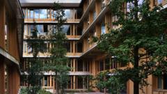 Cómo es el edificio creado para combatir la soledad que ganó uno de los premios de arquitectura más prestigiosos del mundo