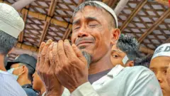 ဘင်္ဂလားဒေ့ရှ်နိုင်ငံ၊ ကော့ဆက်ဘဇားမှာ ပြုလုပ်တဲ့ ရိုဟင်ဂျာတွေ မြန်မာပြည်က ထွက်ပြေးရမှု နှစ်ပတ်လည်နေ့ အခမ်းအနား ဝတ်ပြုဆုတောင်းပွဲမှာ ပါဝင်နေသူ ရိုဟင်ဂျာ အမျိုးသားကြီး တစ်ဦး 