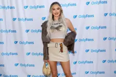 Una modelo posa en un evento de Onlyfans