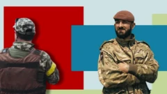 Украинский военный в "пиксельном" камуфляже и британский военный в "мультикаме"