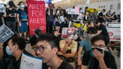 গত চারদিন ধরে হংকং আন্তর্জাতিক বিমানবন্দরের মূল টার্মিনালে অবস্থান ধর্মঘট