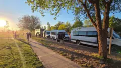 Ônibus de longa distância e várias vans.