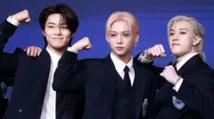 2025年8月，Stray Kids 成員梁精寅（I.N）、李龍馥（Felix）和方燦（Bang Chan）慶祝他們的第四張專輯發行。