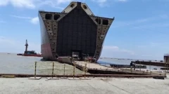 একটি পুরোনো জাহাজ কাটা অবস্থায় সাগরের তীরে রাখা