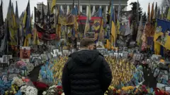 Стихійний меморіал на Майдані