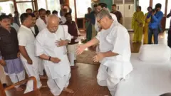 ठाकुर अनुकुल चंद के आश्रम में मोहन भागवत (फाइल फोटो)