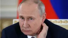 Perezida w'Uburusiya Vladimir Putin avuga mu kiganiro n'abanyamakuru mu ngoro ya Konstantin, i Saint Petersburg mu Burusiya, ku itariki ya 29 Nyakanga (7) mu 2023. 