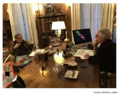 Steve Bannon de un lado de una mesa y Jeffrey Epstein del otro lado, conversando.