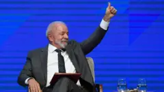 Luis Inacio Lula da Silva, sentado en una silla, con el pulgar izquierdo al aire