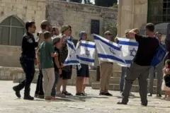 Colonos com bandeiras de Israel na Esplanada das Mesquitas