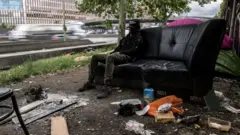 Le quotidien d'un migrant africain à Porte d'Aubervilliers.