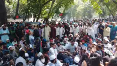 শুক্রবার সকালেও প্রধান উপদেষ্টার কার্যালয়ের সামনে অবস্থান নিয়ে আছে এনসিপির নেতাকর্মীরা।