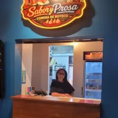 Renata posa para foto em balcão