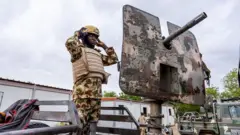 Ọmọ ogun Naijiria lori ọkọ ti wọn gbe ibọn le