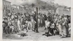 Homem amarrado em tronco e sendo chicoteado; ao lado dele, um outro homem está sentado, aparentemente abatido por ter sido chicoteado também e é amparado por uma mulher; homens brancos e pessoas negras assistem à punição