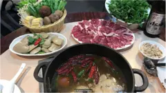 吃雞煲的兩個步驟實際上是將一頓飯變成連續的兩頓飯。