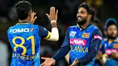 වනිදු හසරංග සහ මතිෂ පතිරණ 