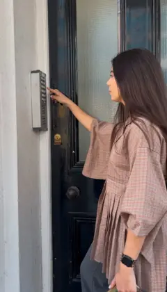 A repórter Giulia Granchi tocando o interfone no endereço indicado à polícia por José. Na foto, o número da propriedade foi retirado por edição de imagem para preservar a privacidade do morador