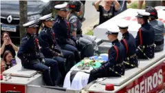 Bí wọ́ ṣe ń gbé òkú Pele lọ sí ibi tí wọ́n ti fẹ́ sin-ín