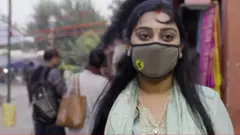 మాస్కుతో యువతి