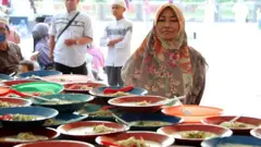 Mulher olha para diversos pratos de mingau oferecidos em um balcão
