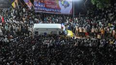 ভারতের তামিলনাড়ুতে বিজয় থালাপাতির সমাবেশে আসলে কী হয়েছিল