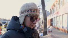 サングラスとニット帽を着けた女性