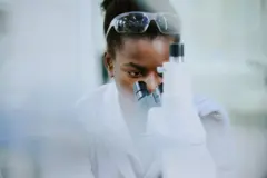 Femme en labo