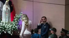 Em um dos lados do palco durante a inauguração, e rodeada de flores, estava uma imagem da Virgem Maria