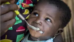 Un bébé en train de manger