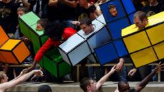 Membros do time de basquete de Purdue são cumprimentados por estudantes vestidos como blocos de Tetris