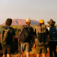 Turistas observam o Uluru na Austrália