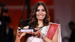 로이가 오리존티상 감독상을 들어보이고 있다