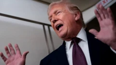 ABD Başkanı Donald Trump ellerini kaldırmış şekilde konuşuyor. Bir u&ccedil;ak i&ccedil;inde olduğunu anlıyoruz. 