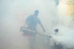 கொசு மருந்து அடிக்கப்படும் காட்சி