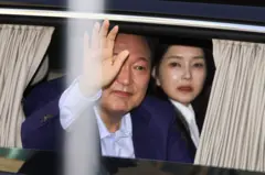 윤석열 전 대통령과 김건희 전 여사가 11일 오후 서울 용산구 대통령관저에서 나와 지지자들에게 손인사를 하고 있다