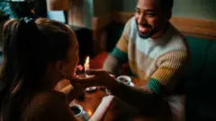 ፍቝራት ኣብ ደስ ዝብል ናይ ሻሂ ሰዓት