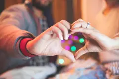 રોમાન્સની મોસમ શિયાળો, ઠંડીમાં લવ રોમાન્સ અને સેક્સ, ક્રિસમસ અને તહેવાર દરમિયાન પરિવારની સાથે, રિલેશનશિપ કમ્પેનિયનશિપમાં રોમાન્સ, બીબીસી ગુજરાતી 