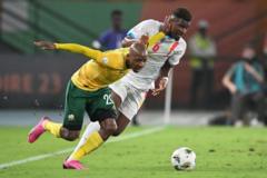 Mudau y Tshibola se disputan el balón