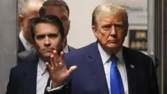 Дональд Трамп у входа в суд